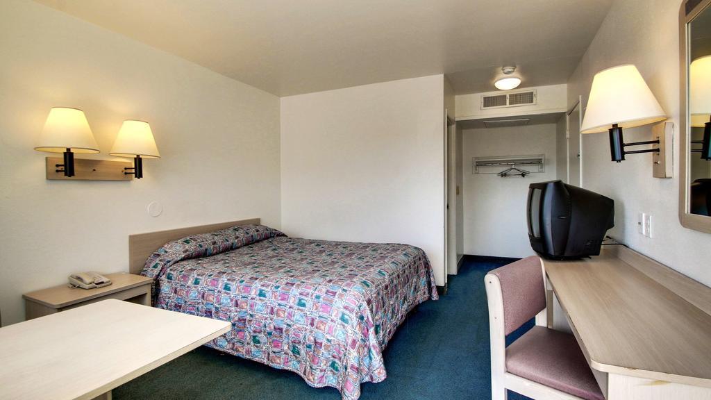 Motel 6 Des Moines South - Airport Exteriör bild