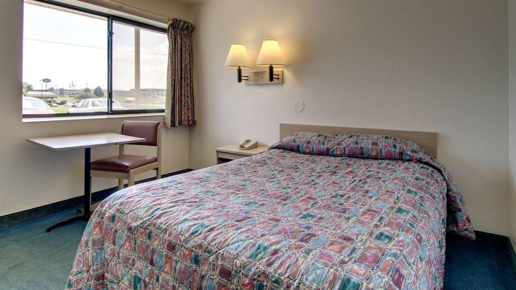 Motel 6 Des Moines South - Airport Exteriör bild