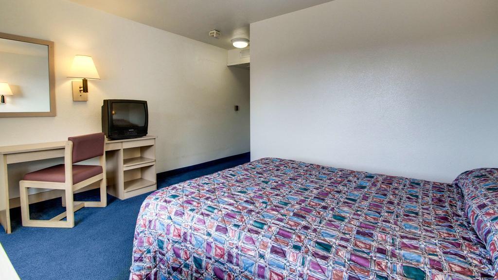 Motel 6 Des Moines South - Airport Exteriör bild