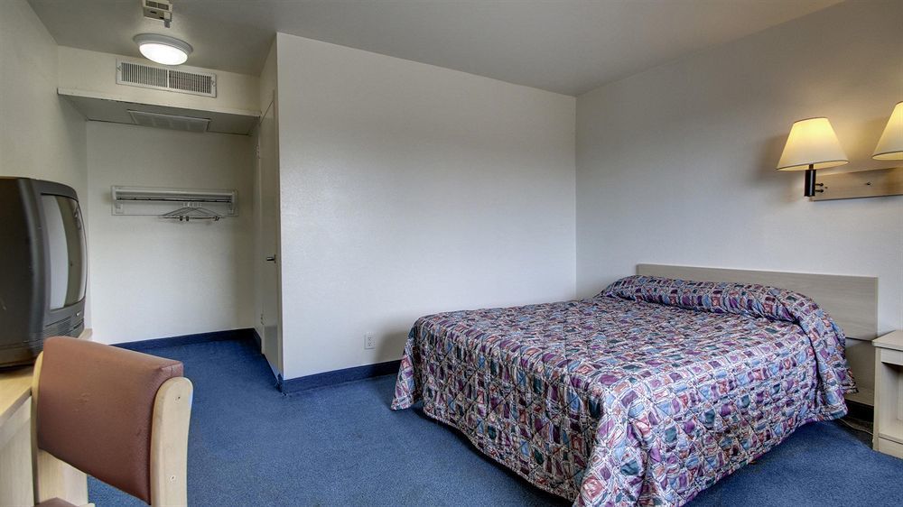 Motel 6 Des Moines South - Airport Exteriör bild