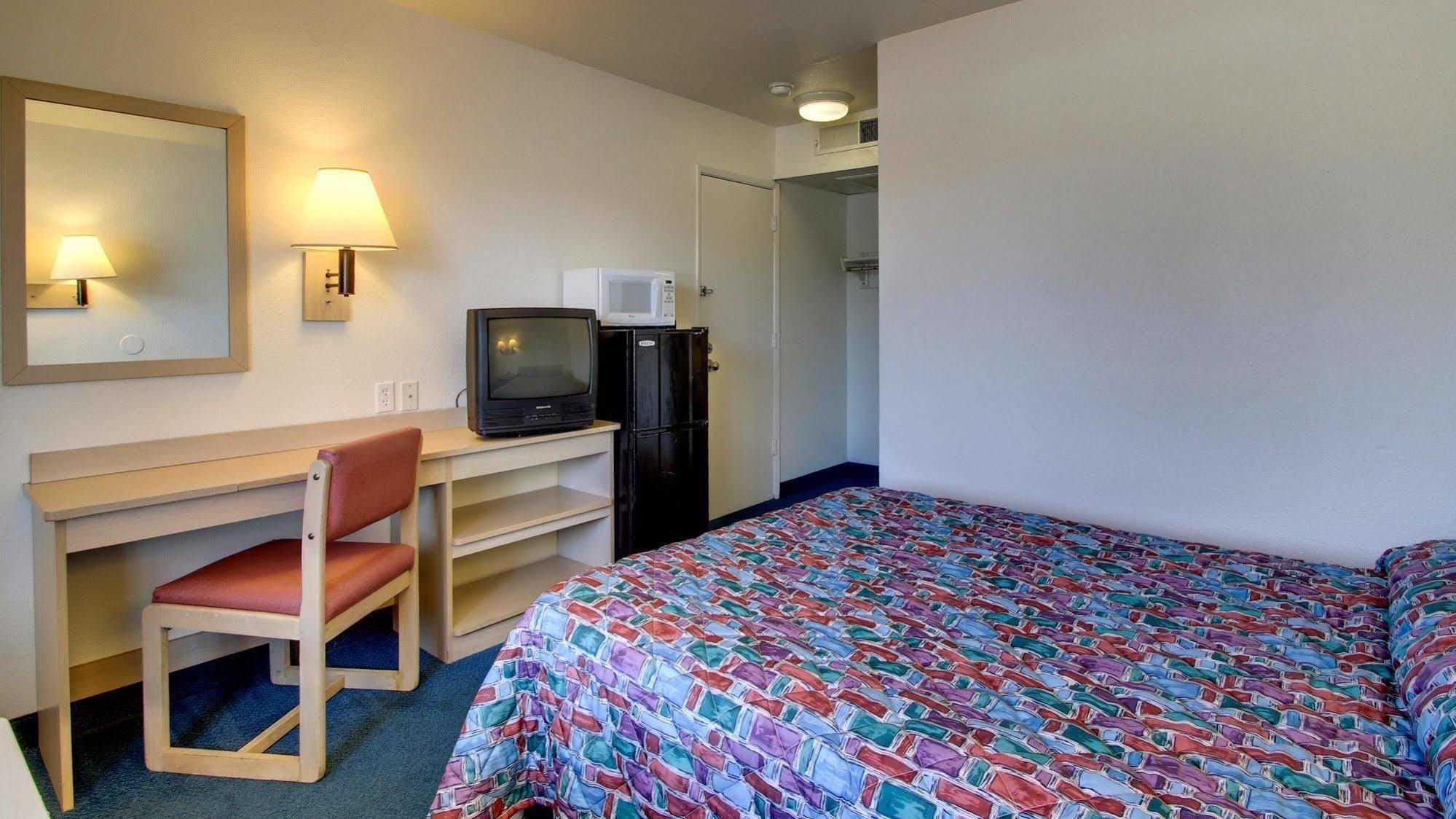 Motel 6 Des Moines South - Airport Exteriör bild
