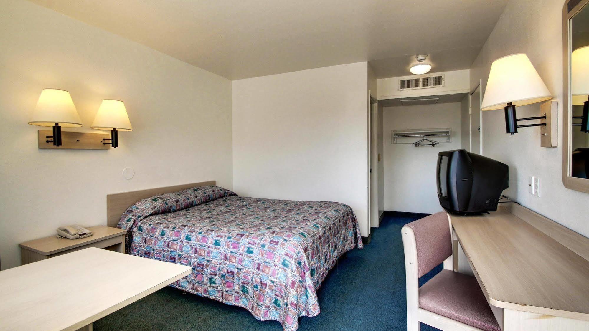Motel 6 Des Moines South - Airport Exteriör bild